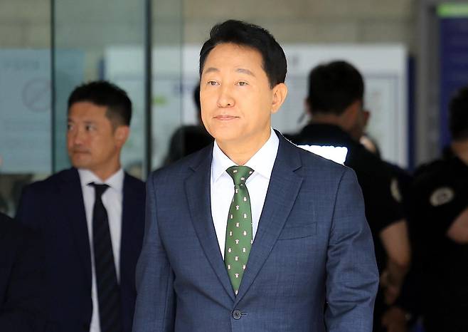 정치 브로커 명태균씨로부터 여론조사 결과를 받아보고 후원자에게 비용을 대납하게 한 혐의로 기소된 오세훈 서울시장이 22일 오후 서울 서초구 서울중앙지법에서 열린 선고 공판을 마친 뒤 법정을 나서고 있다. 서울중앙지법 형사합의22부(조형우 부장판사)는 이날 정치자금법 위반 혐의로 재판에 넘겨진 오 시장에게 벌금 1,000만 원을 선고했다. 연합뉴스