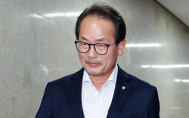 강준현 더불어민주당 수석대변인이 17일 여의도 국회에서 열린 비공개 당무위원회에 참석하고 있다. 뉴시스