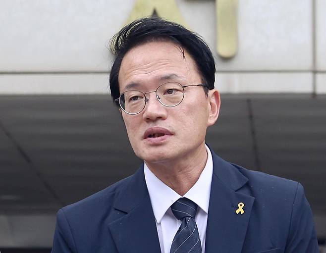 박주민 더불어민주당 의원이 22일 오세훈 서울시장의 '여론조사비 대납 의혹' 사건 1심 선고 공판을 앞두고 서울 서초구 서울중앙지방법원을 찾아 의견을 밝히고 있다. 사진공동취재단