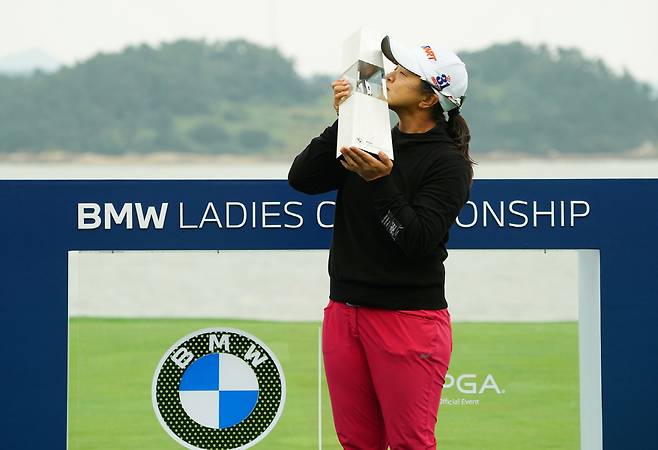 <yonhap photo-4311="">김세영이 19일 전남 해남군 파인비치 골프링크스에서 열린 LPGA 투어 BMW 레이디스 챔피언십에서 우승해 트로피를 들고 포즈를 취하고 있다. 사진=BMW 레이디스 챔피언십 대회 조직위원회 제공.</yonhap>