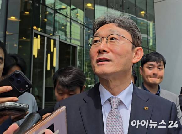 박윤영 KT 대표가 23일 오전 서울 중구 SK T타워에서 배경훈 부총리 겸 과학기술정보통신부 장관-이동통신 3사 대표 간 간담회 이후 취재진과 만나 질의에 답변하고 있다. [사진=안세준 기자]