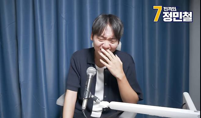 오는 8월 더불어민주당 전당대회 최고위원에 출마하는 정민철 후보가 지난 18일 자신의 유튜브에서 ″제가 소년가장이다. 기탁금을 내 줄 친족이 있었으면 좋겠다고 생각한 적이 있다″고 말하며 오열했다. 유튜브 '정민철의 진짜예요?' 캡처
