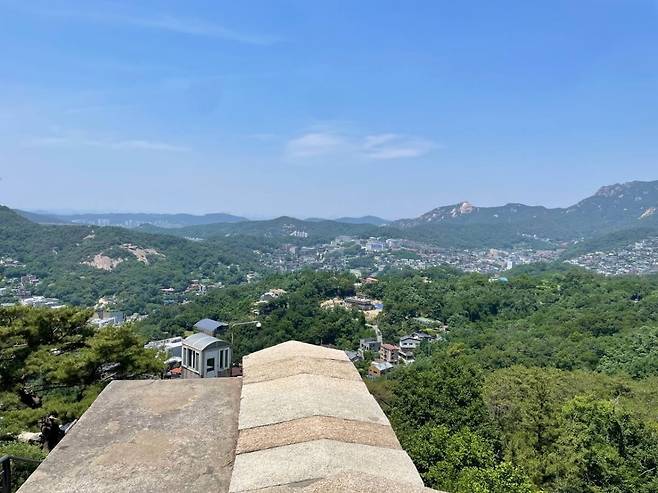 북악산을 오르다보면 마주할 수 있는 서울 시내의 풍경. /사진=김영리 기자