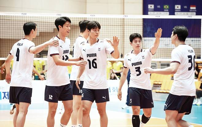 한국 배구대표팀 선수들이 22일 충북 제천체육관에서 열린 브라질과의 평가전에서 득점한 뒤 기뻐하고 있다. 대한항공 배구단 제공