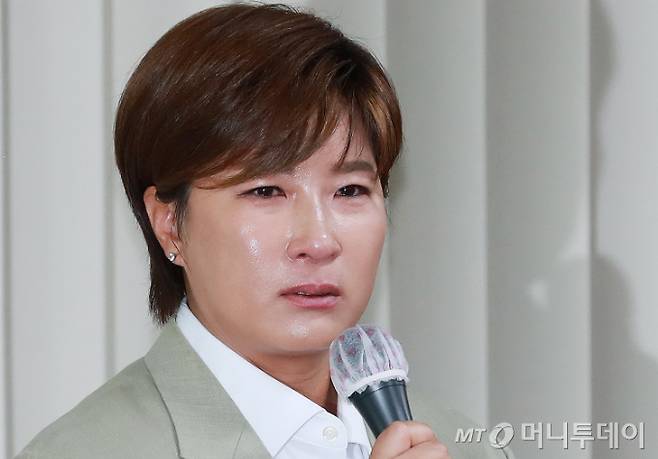 부친을 사문서위조 혐의로 경찰에 고소한 전 골프선수 박세리가 2024년 6월 18일 오후 기자회견에서 눈물을 흘리고 있다. /사진=머니투데이 DB