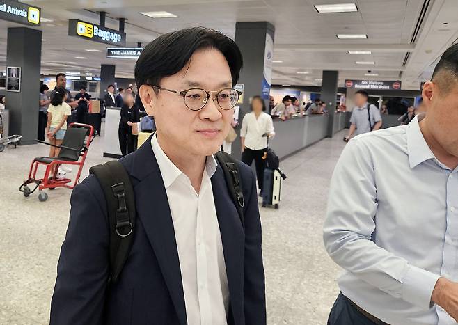김정관 산업통상부 장관이 22일(현지시간) 미국 워싱턴 DC 인근 덜레스 공항을 통해 입국하고 있다. [연합]