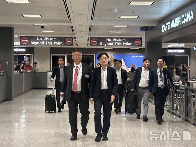 [워싱턴=뉴시스]이윤희 특파원 = 김정관 산업통상자원부 장관이 22일(현지 시간) 미국 워싱턴DC 인근 덜레스국제공항으로 입국하고 있다. 김 장관은 오는 23일 워싱턴DC에서 열리는 한미 조선협력센터 개소식에 참가할 예정이다. 2026.07.23.