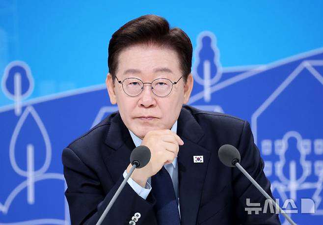 [서울=뉴시스] 김진아 기자 = 이재명 대통령이 23일 서울 여의도 KBS 별관에서 열린 부동산정책 국민 대토론회에서 참석자들의 질문을 경청하고 있다. (청와대통신사진기자단)  2026.07.23. bluesoda@newsis.com