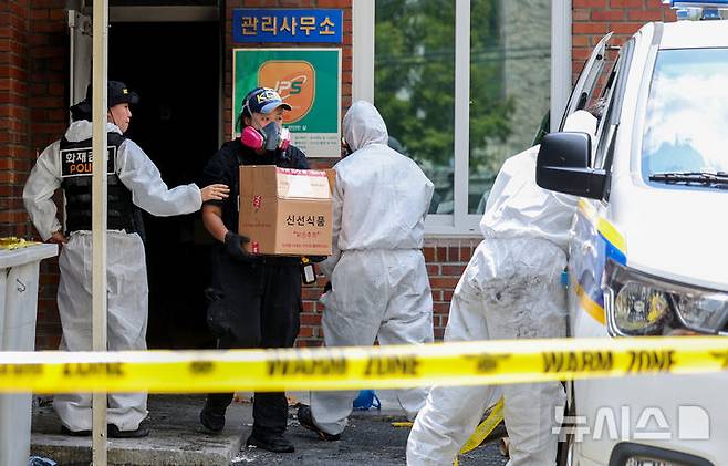 [경산=뉴시스] 이무열 기자 = 23일 오전 8시 29분께 경북 경산시 사동의 한 아파트 관리사무소 폭발 추정 사고 현장에서 과학수사대가 감식을 마친 뒤 나오고 있다. 2026.07.23. lmy@newsis.com