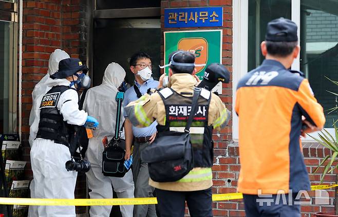 [경산=뉴시스] 이무열 기자 = 23일 오전 8시 29분께 경북 경산시 사동 한 아파트 관리사무소에서 폭발 추정 사고가 발생해 대구경찰청 과학수사대 등 관계자들이 화재 감식을 위해 이동하고 있다. 2026.07.23. lmy@newsis.com
