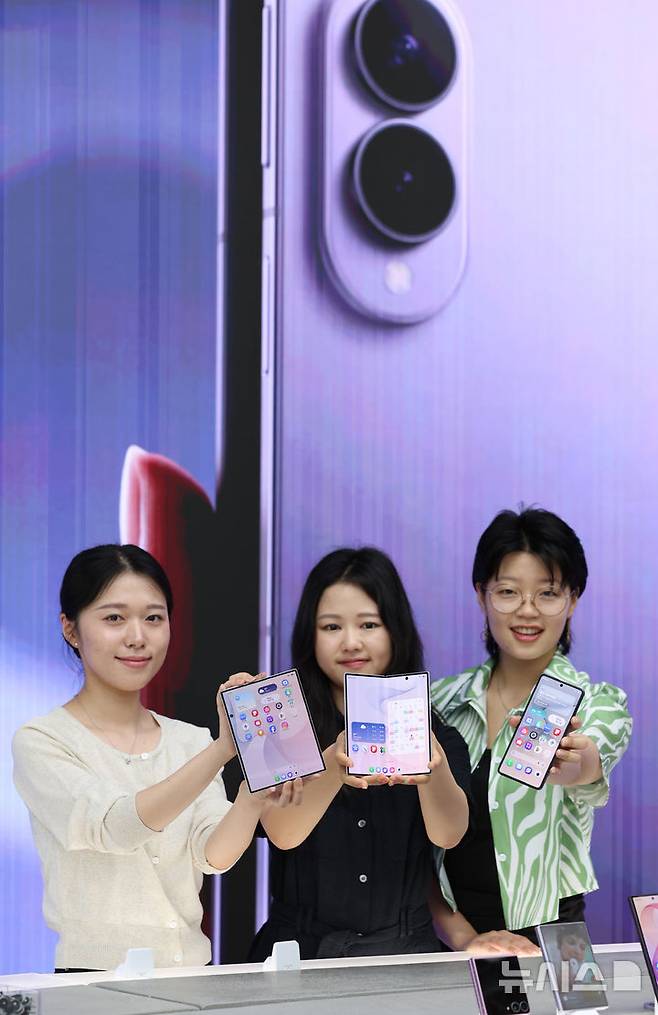 [인천=뉴시스] 전진환 기자 = 23일 서울 종로구 광화문 kt west 사옥에서 직원들이 삼성전자 '갤럭시 플립8·Z폴드8·폴드8울트라' 스마트폰 3종을 소개하고 있다. 2026.07.23. amin2@newsis.com