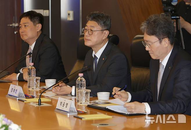 [서울=뉴시스] 조성우 기자 = 홍범식(왼쪽부터) LG유플러스 대표와 정재헌 SK텔레콤 대표, 박윤영 KT 대표가 23일 서울 중구 SKT타워에서 열린 배경훈 부총리 겸 과학기술정보통신부 장관-이동통신 3사 CEO 간담회에서 배경훈 부총리의 발언을 경청하고 있다. (공동취재) 2026.07.23. photo@newsis.com
