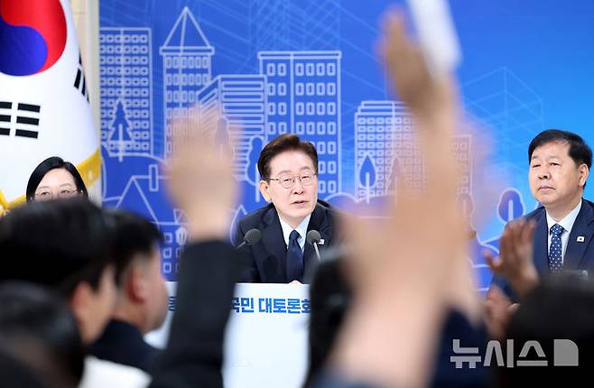 [서울=뉴시스] 김진아 기자 = 이재명 대통령이 23일 서울 여의도 KBS 별관에서 열린 부동산정책 국민 대토론회에서 참석자들의 질문을 받고 있다. (청와대통신사진기자단)  2026.07.23. bluesoda@newsis.com