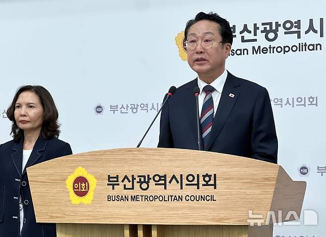 [부산=뉴시스] 원동화 기자 = 박재범 부산 남구청장이 23일 부산 연제구 부산시의회 브리핑룸에서 기자회견을 열고 '남구 재정 비상사태'를 선포했다. 2026.07.23. dhwon@newsis.com