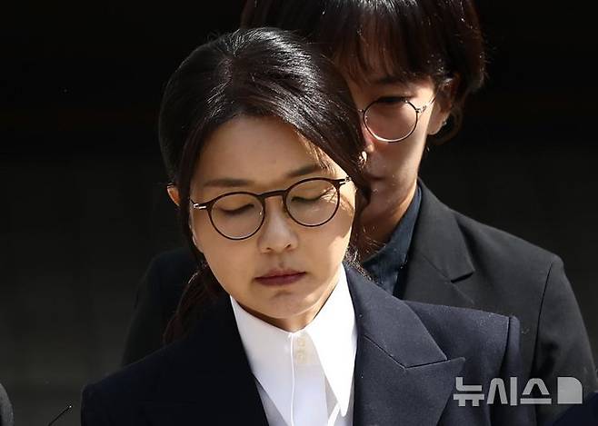 [서울=뉴시스] 사진공동취재단 = 김건희(사진) 여사의 일명 '3대 의혹' 상고심이 선고를 하루 앞둔 23일 돌연 연기된 배경에 '명태균 무상 여론조사' 혐의를 둘러싼 하급심의 엇갈린 판단이 잇따른 영향이 작용했다는 해석이 나온다. (사진=뉴시스DB). 2026.07.23. photo@newsis.com