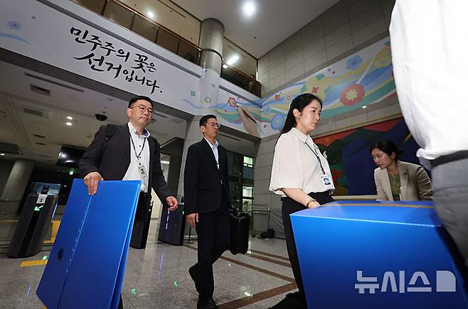 [과천=뉴시스] 김금보 기자 = 검경 합동수사본부 직원들이 23일 오후 경기 과천시 중앙선거관리위원회에서 압수수색을 마친 뒤 이동하고 있다.합동수사본부는 6·3 지방선거 당일 벌어진 투표율 허위 조작 입력과 투표 용지 부족으로 인한 국민참정권 침해와 관련해 중앙선거관리위원회, 경기도선거관리위원회, 서울 송파구선거관리위원회에 대한 압수수색을 했다. 2026.07.23. kgb@newsis.com