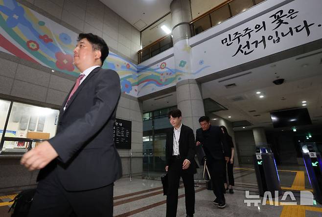 [과천=뉴시스] 김금보 기자 = 검경 합동수사본부 직원들이 23일 오후 경기 과천 중앙선거관리위원회에서 압수수색을 마친 뒤 이동하고 있다.합동수사본부는 6·3 지방선거 당일 벌어진 투표율 허위 조작 입력과 투표 용지 부족으로 인한 국민참정권 침해와 관련해 중앙선거관리위원회, 경기도선거관리위원회, 서울 송파구선거관리위원회에 대한 압수수색을 했다. 2026.07.23. kgb@newsis.com