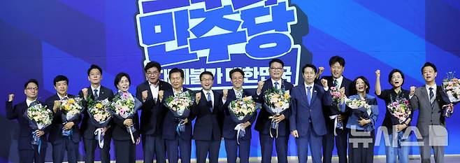 [서울=뉴시스] 최진석 기자 = 한병도 더불어민주당 대표 직무대행 겸 원내대표가 23일 여의도 국회의원회관에서 열린 당대표·최고위원 선출을 위한 예비경선 결과발표에서 본선경에 진출한 당대표·최고위원들과 기념촬영하고 있다.  왼쪽부터 박선원, 이성윤, 한민수, 최민희 최고위원 후보, 소병훈 중앙당 선거관리위원장인, 정청래 당대표 후보, 한병도 대표 직무대행 겸 원내대표, 김민석, 송영길 당대표 후보, 이학영 전국당원대회준비위원장인, 김용, 서미화, 임미애, 김영호 최고위원 후보. 2026.07.23. myjs@newsis.com