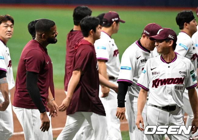 [OSEN=고척, 이대선 기자] 프로야구 키움 히어로즈가 외국인 투수 라울 알칸타라의 부상 변수에도 선두 삼성 라이온즈를 잡았다. 키움은 22일 고척돔에서 열린 2026 신한 SOL KBO리그 삼성 라이온즈와 홈경기에서 3-1 승리를 거뒀다. 이날 무실점 호투를 벌이던 선발 알칸타라가 팔꿈치 통증으로 인해 5회도 다 채우지 못하고 교체됐지만, 불펜진이 남은 이닝을 잘 막았다. 타선에서는 김웅빈이 솔로포를 날리면서 팀 승리를 이끌었다. 경기 종료 후 키움 알칸타라가 설종진 감독과 이야기를 나누고 있다. 2026.07.22 /sunday@osen.co.kr