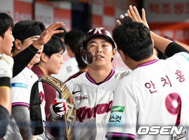 [OSEN=고척, 이대선 기자] 22일 서울 고척스카이돔에서 2026 신한 SOL KBO리그 키움 히어로즈와 삼성 라이온즈의 경기가 열렸다.이날 키움은 알칸타라, 삼성은 김백산을 선발로 내세웠다.5회말 무사에서 키움 김웅빈이 우월 솔로 홈런을 치고 더그아웃에서 동료들과 환호하고 있다. 2026.07.22 /sunday@osen.co.kr