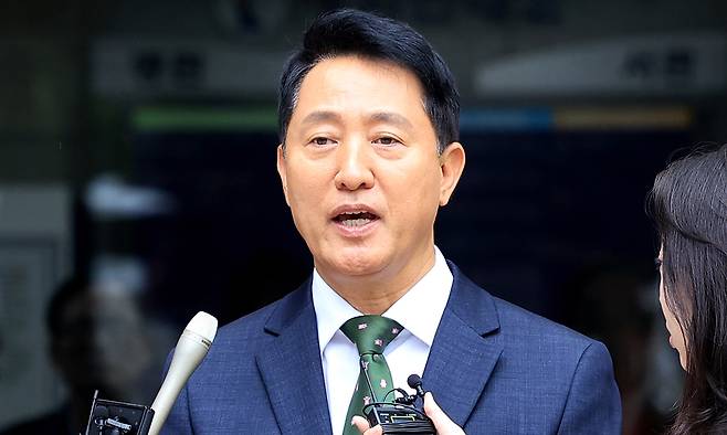 정치 브로커 명태균씨로부터 여론조사 결과를 받아보고 후원자에게 비용을 대납하게 한 혐의로 기소된 오세훈 서울시장이 22일 서울 서초구 서울중앙지법에서 열린 선고 공판을 마친 뒤 법정을 나서며 취재진의 질문에 답하고 있다. 서울중앙지법 형사합의22부(조형우 부장판사)는 이날 정치자금법 위반 혐의로 재판에 넘겨진 오 시장에게 벌금 1천만원을 선고했다. 연합뉴스