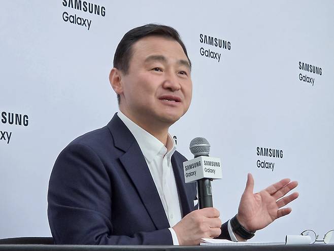 노태문 삼성전자 사장이 22일(현지시간) 영국 런던에서 열린 ‘갤럭시 언팩 2026’ 행사 직후 열린 기자간담회에 참석해 답변하고 있다. 삼성전자 제공