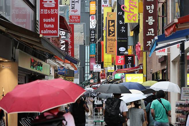 20일 서울 명동거리에서 외국인 관객들이 상점을 둘러보고 있다. 연합뉴스