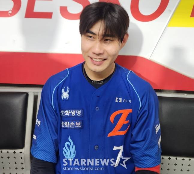 한화 이글스 심우준이 22일 광주-기아 챔피언스필드에서 열리는 KIA 타이거즈와 2026 신한 SOL KBO리그 방문경기에 1번 타자 유격수로 선발 출전해 승리를 이끈 뒤 취재진과 인터뷰를 하고 있다. /사진=안호근 기자