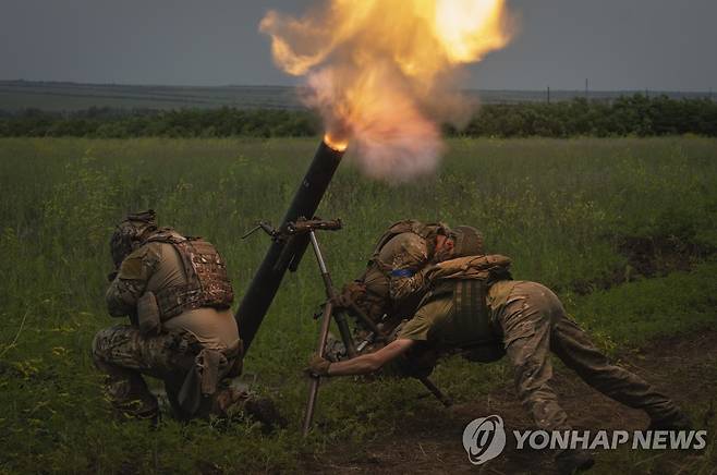 자포리자 전선의 우크라이나 병사들 [AP=연합뉴스. 재배포 및 DB 금지]