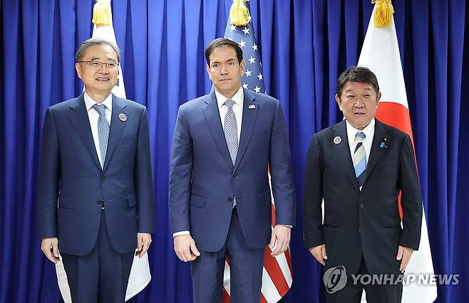 한자리에 모인 한-미-일 외교장관 (마닐라=연합뉴스) 김주형 기자 = 조현 외교부 장관(왼쪽부터)과 마코 루비오 미국 국무장관, 모테기 도시미쓰 일본 외무상이 22일 필리핀 마닐라 필리핀국제컨벤션센터(PICC)에서 아세안관련 외교장관회의 계기에 열린 한미일 외교장관회의에서 기념 촬영을 하고 있다. 2026.7.22 kjhpress@yna.co.kr