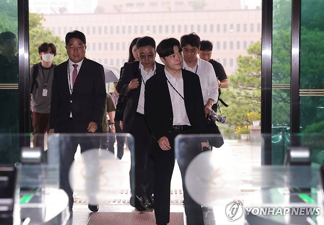 투표지 합수본, '투표 통계 조작' 포착해 중앙선관위 압수수색 (과천=연합뉴스) 서대연 기자 = 투표용지 부족 사태 진상 규명을 위한 검경 합동수사본부 관계자들이 23일 경기도 과천시 중앙선거관리위원회 압수수색을 위해 청사로 들어오고 있다.
    합수본은 앞서 투표지 부족 사태 수사 과정에서 선관위 실무자급 직원들이 투표자 수 오입력 실수를 은폐하기 위해 전산상 통계 수치를 임의로 수정한 정황을 포착하고 수사에 나섰다. 2026.7.23 dwise@yna.co.kr