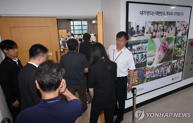 투표지 합수본, '투표 통계 조작' 포착해 중앙선관위 압수수색 (과천=연합뉴스) 박동주 기자 = 투표용지 부족 사태 진상 규명을 위한 검경 합동수사본부 관계자들이 23일 경기도 과천시 중앙선거관리위원회 압수수색을 위해 선거 상황실로 들어가고 있다.
    합수본은 앞서 투표지 부족 사태 수사 과정에서 선관위 실무자급 직원들이 투표자 수 오입력 실수를 은폐하기 위해 전산상 통계 수치를 임의로 수정한 정황을 포착하고 수사에 나섰다. 2026.7.23 pdj6635@yna.co.kr