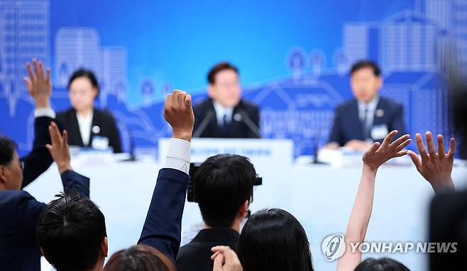 발언권 요청하는 참석자들 (서울=연합뉴스) 김도훈 기자 = 23일 이재명 대통령 주재로 서울 여의도 KBS 별관에서 열린 부동산정책 국민 대토론회에서 참석자들이 발언권을 요청하고 있다. 2026.7.23 superdoo82@yna.co.kr
