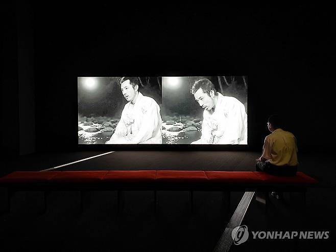 올해의 작가상 2026 이정우 작가 전시 (서울=연합뉴스) 류효림 기자 = 23일 서울 종로구 국립현대미술관에서 열린 올해의 작가상 2026 기자간담회에서 참석자들이 전시작품을 살펴보고 있다. 2026.7.23 ryousanta@yna.co.kr