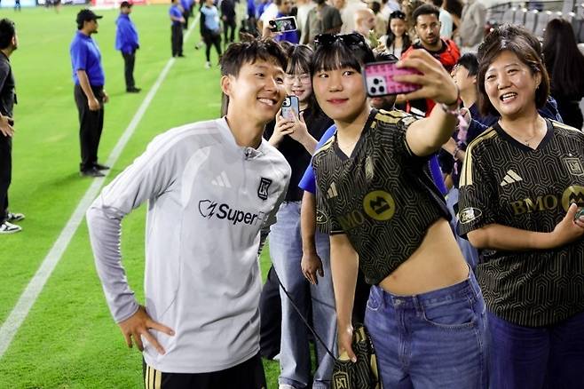 손흥민(왼쪽)과 기념사진을 찍는 박지현 [AFP=연합뉴스. 재배포 및 DB 금지]