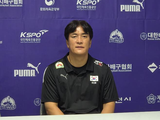 차상현 감독 (제천=연합뉴스) 김동한 기자 = 23일 충북 제천체육관에서 열린 인도네시아와의 평가전 이후 한국 여자 배구대표팀을 이끄는 차상현 감독이 인터뷰하고 있다. 2026.7.23 moved@yna.co.kr