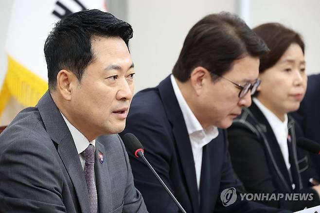국민의힘 최고위서 발언하는 장동혁 대표 (서울=연합뉴스) 황광모 기자 = 국민의힘 장동혁 대표가 23일 국회에서 열린 최고위원회의에 참석, 발언하고 있다. 2026.7.23 hkmpooh@yna.co.kr