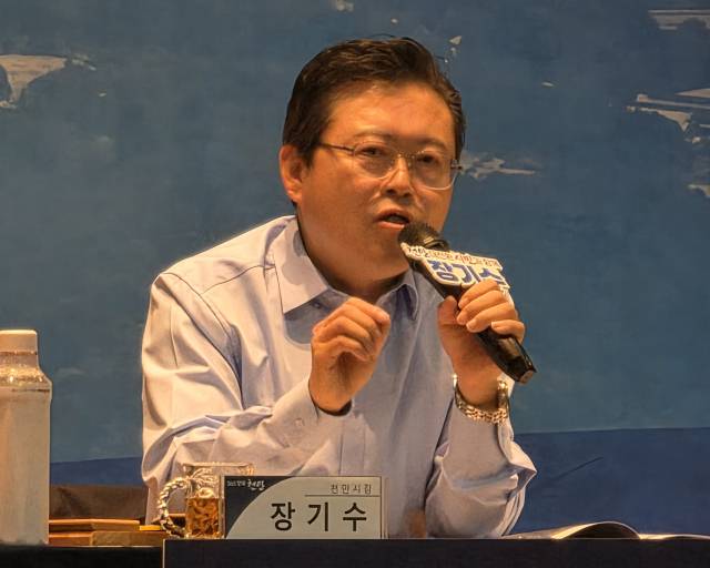 장기수 천안시장이 동부 6개 읍면 주민 대상 '시민과의 대화'를 진행하고 있다. 사진=박동혁 기자.