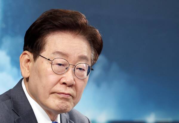 이재명 대통령이 3일 경남 진주시에서 열린 제5회 국가우주위원회에서 주제 영상을 시청하고 있다. 연합뉴스