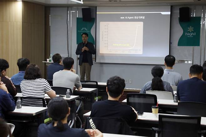 24일 이경일 솔트룩스 대표가 강원랜드 직원들을 대상으로 AI 관련 세미나를 진행하고 있다.(사진제공=강원랜드)
