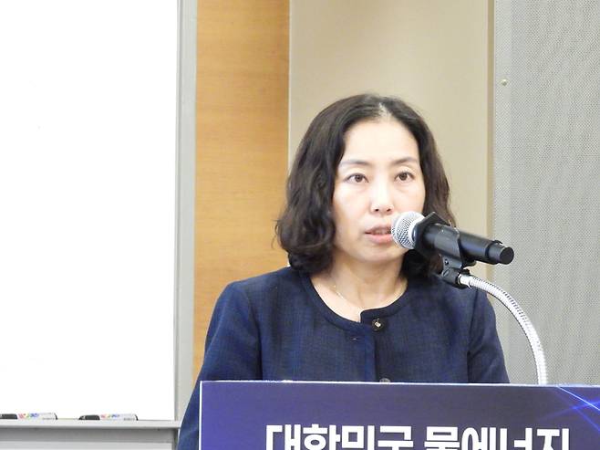 ▲24일 서울 중구 대한상공회의소에서 열린 '대한민국 물에너지 산업 포럼 2026'에서 이정미 기후에너지환경부 물이용정책과장이 기조 연설을 하고 있다. 사진=강찬수 기자