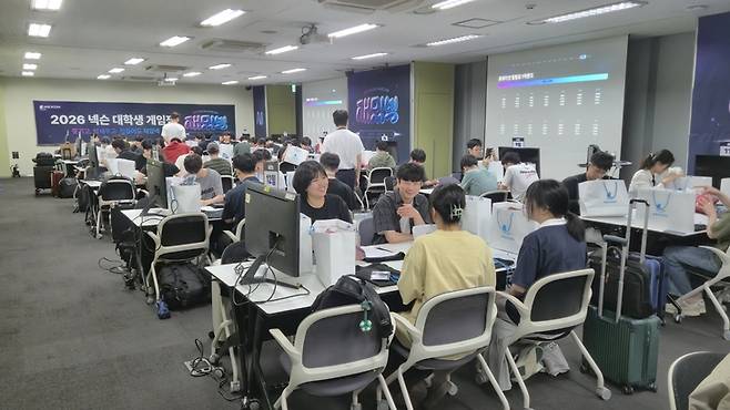 ▲24일 오전 경기도 판교 넥슨사옥에서 넥슨의 대학생 게임잼 '재밌넥' 참가자들이 팀빌딩을 위해 교류하고 있다. 사진=정희순 기자