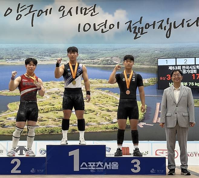 김하준(3학년)이 남고부 75kg급에 출전한 용상과 합계에서 각각 대회 신기록을 작성하며 여유롭게 3관왕 고지에 올랐다.  사진|원주고등학교