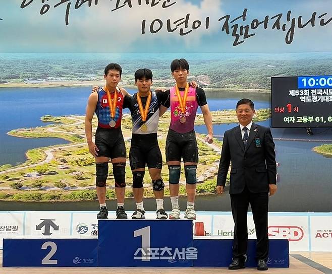 이대경(3학년)이 65kg급 인상, 용상, 합계에서 경쟁자들을 압도적인 차이로 따돌리며 금메달 3개를 차지했다.  사진|원주고등학교