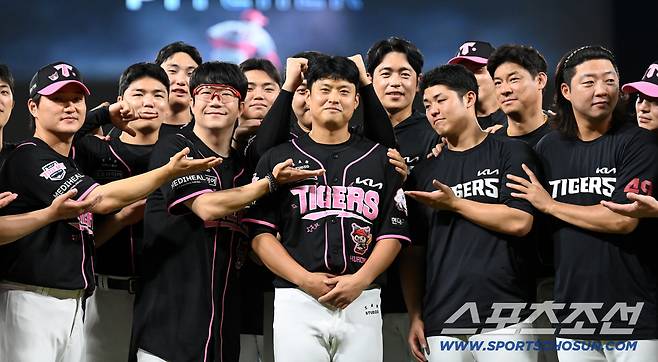 한데 모인 KIA 투수들, 팀을 떠나는 동료를 향한 응원