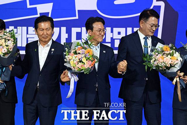 김민석 전 총리가 최근 신천지의 전당대회 개입 의혹을 제기한 이후 더불어민주당 내부가 술렁이고 있다. 사진은 민주당 8·17 전당대회 당대표 본경선에 진출한 정청래·김민석·송영길(왼쪽부터) 후보가 23일 국회 의원회관에서 열린 당대표·최고위원 선출을 위한 예비경선 결과발표에서 기념 촬영을 하는 모습. /서예원 기자