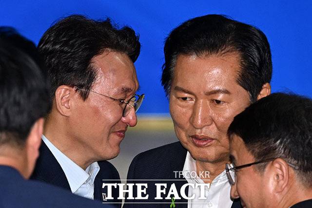더불어민주당 8·17 전당대회 당대표 본경선에 진출한 김민석(왼쪽) 후보와 정청래 후보가 23일 오후 서울 여의도 국회 의원회관에서 열린 당대표·최고위원 선출을 위한 예비경선 결과발표에 참석하는 모습. /서예원 기자