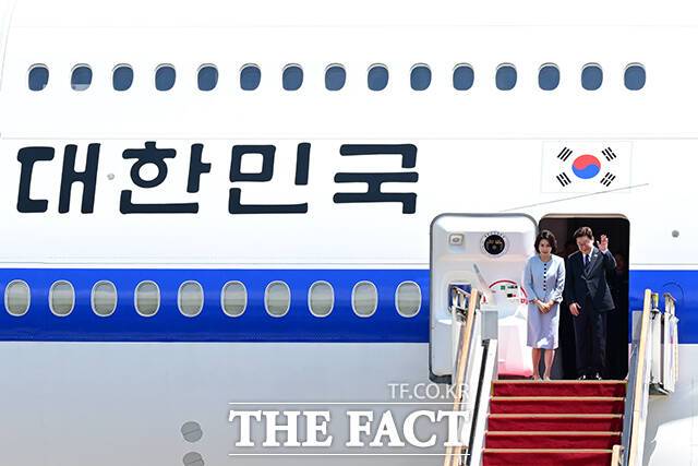 미국·남미 순방길에 오르는 이재명 대통령과 김혜경 여사가 24일 경기 성남시 서울공항에서 공군 1호기에 탑승하며 인사하고 있다. /서울공항=남윤호 기자