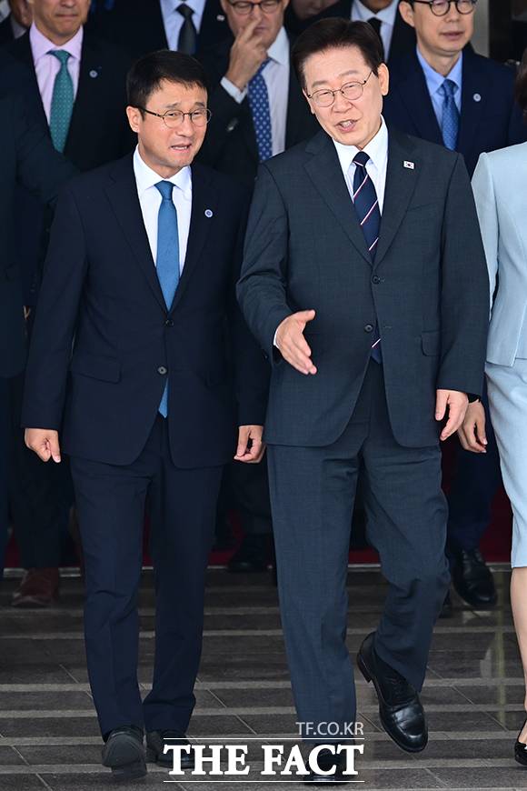 이 대통령이 환송 나온 한병도 더불어민주당 대표 직무대행 겸 원내대표와 이야기 하는 모습.