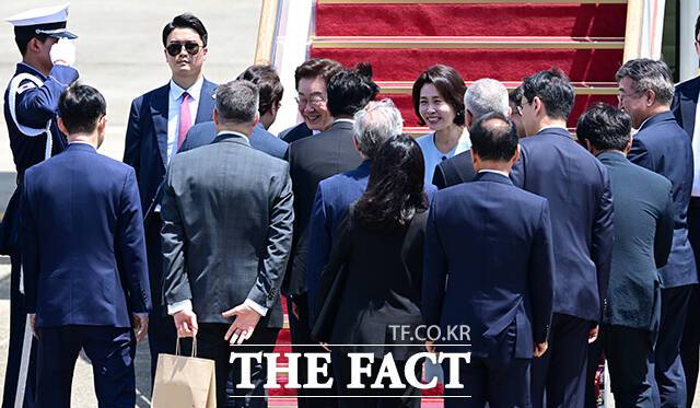 이 대통령이 환송 내빈들과 인사하는 모습.